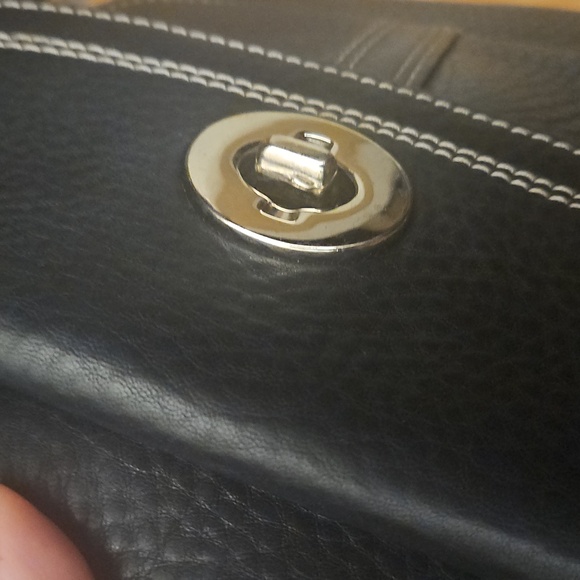 Vintage Coach Black Pebbled Leather Crossbody Bag with Turnlock Front Pocket. - Picture 9 of 12